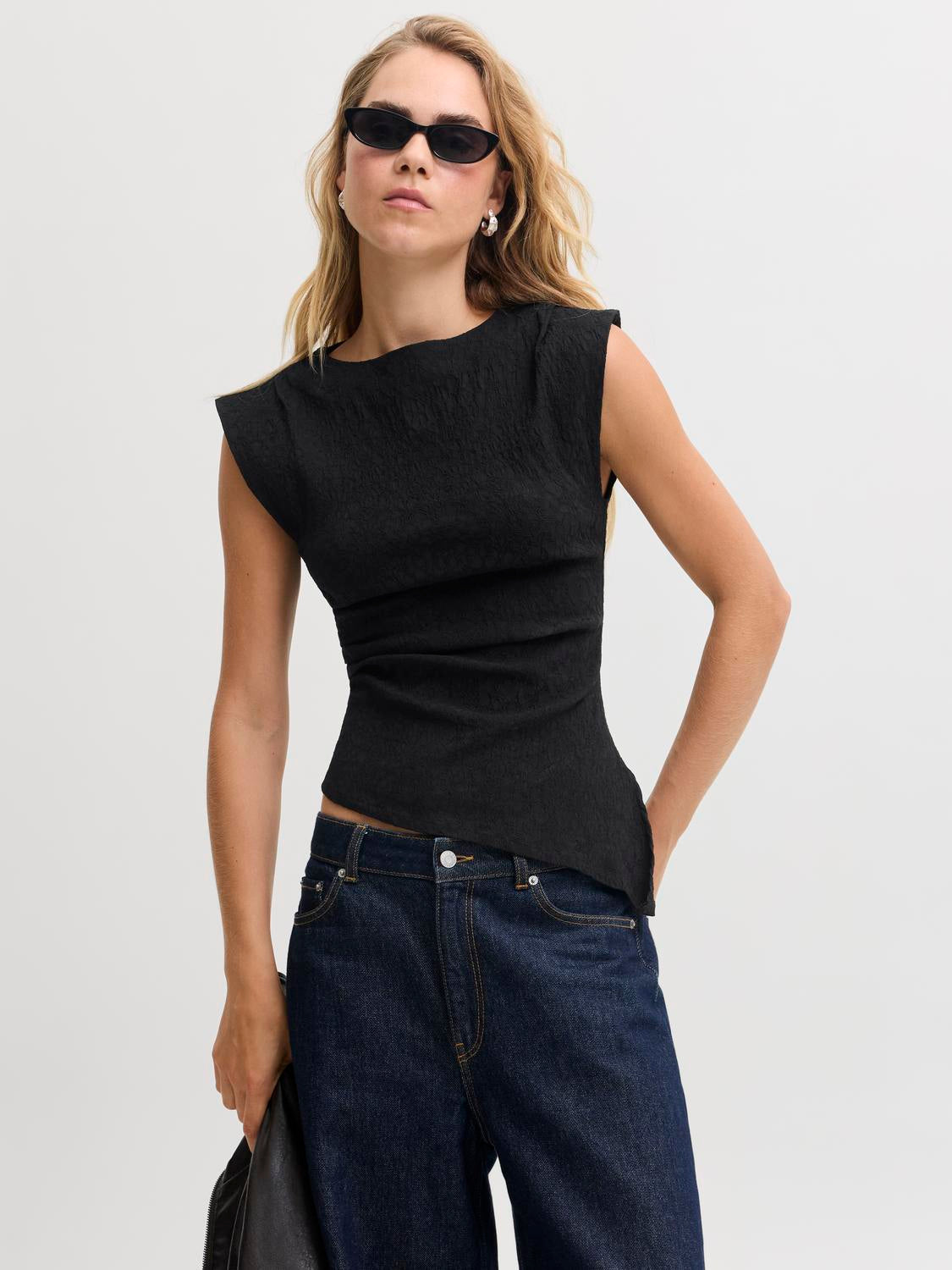 model_shot-front